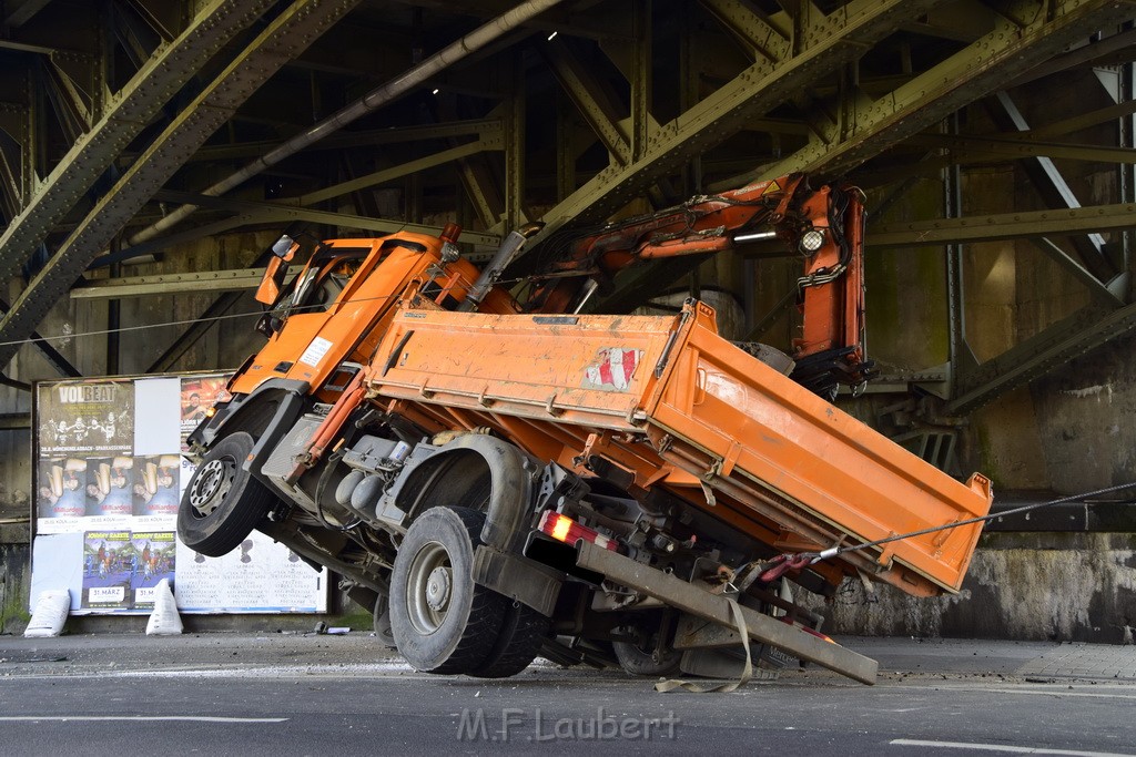 LKW blieb unter Bruecke haengen Koeln Deutz Deutz Muelheimerstr P075.JPG - Miklos Laubert